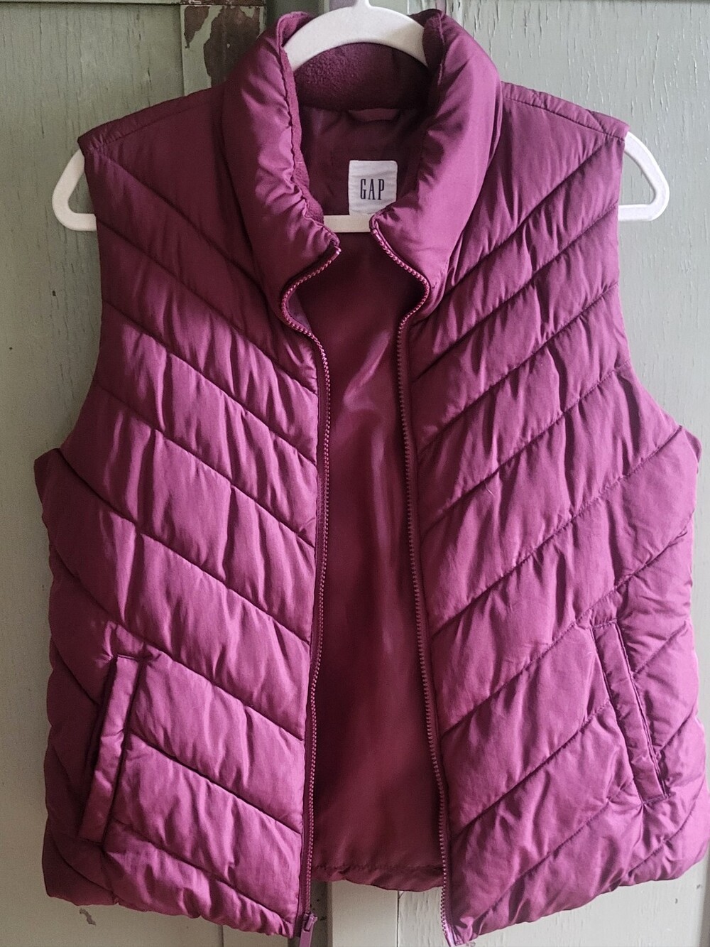 GAP Cranberry Burgundy Chevron Quilted Puffer Vest - Size Large